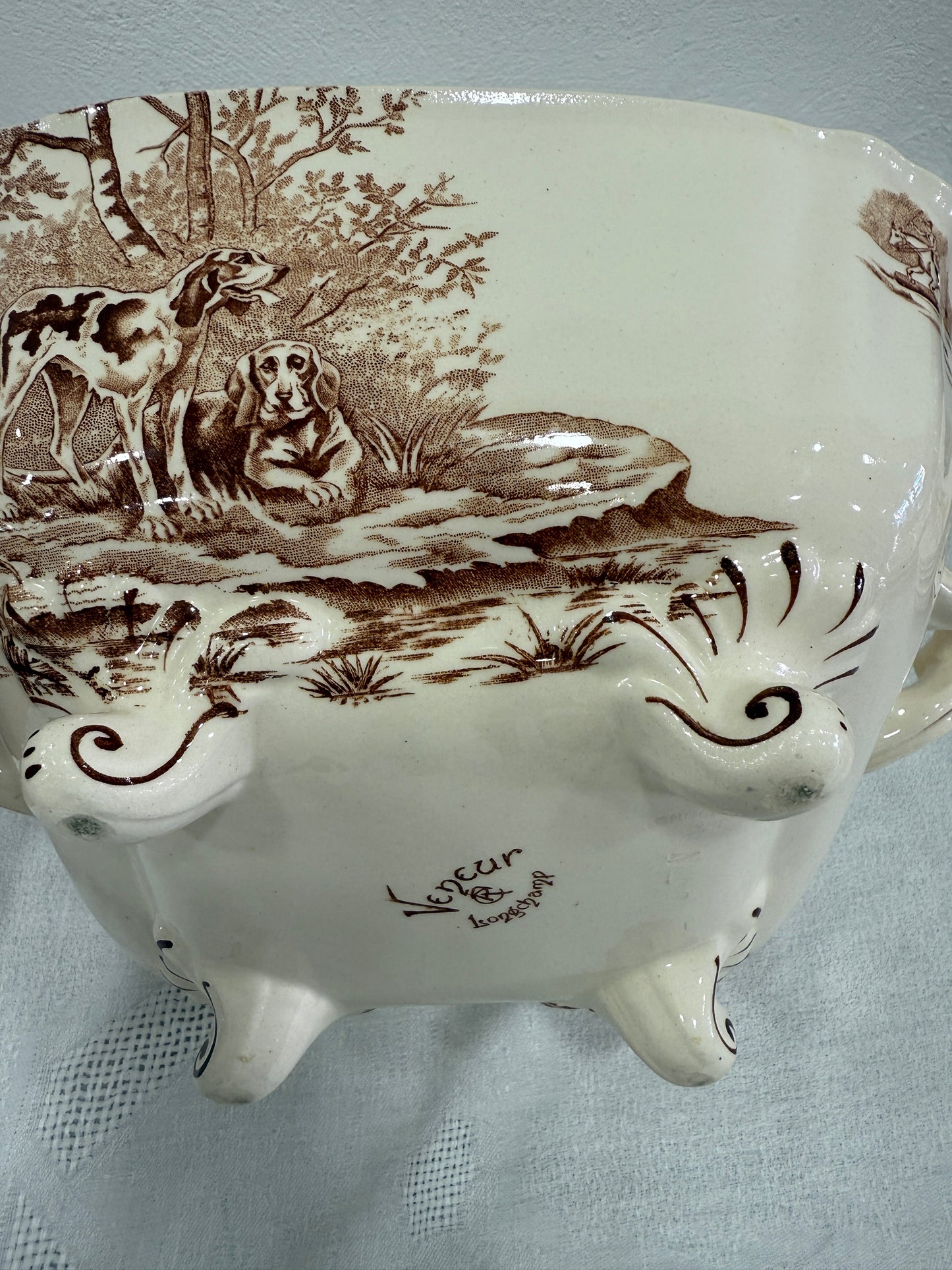 Ensaladera Longchamp con asas – Modelo Veneur en sepia (terre de fer), ca. 1880–1900