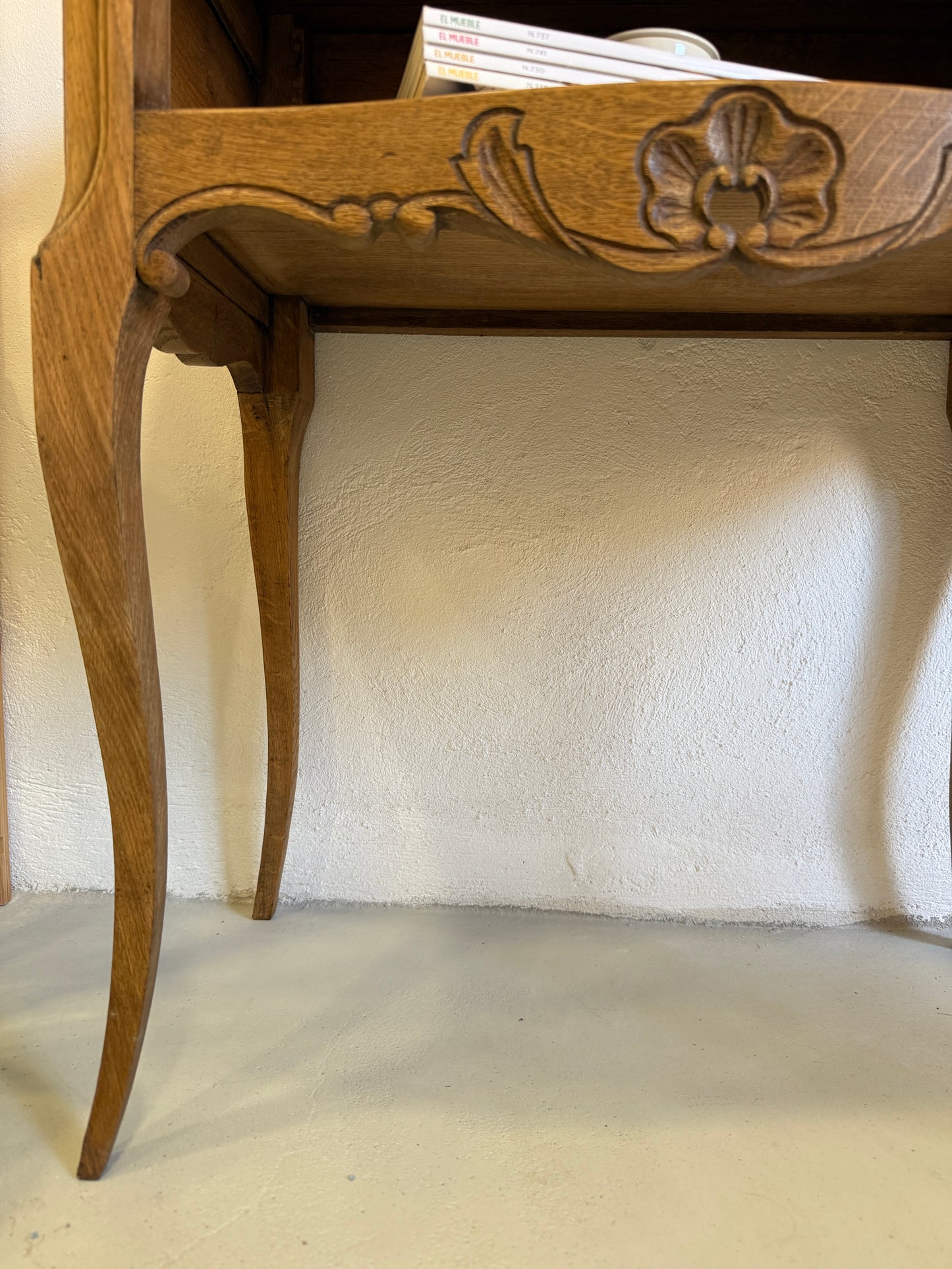 Mesa auxiliar estilo provenzal en roble macizo