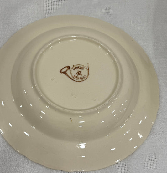 Fuente honda Longchamp – Escena de caza en sepia (terre de fer), ca. 1890–1900