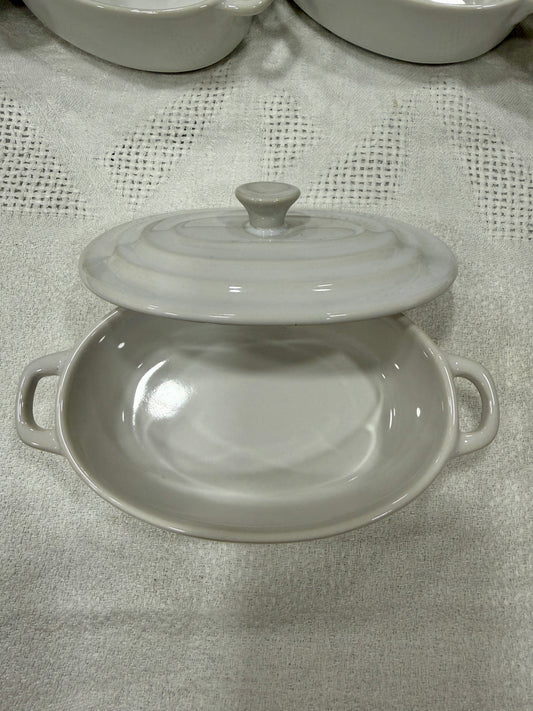 Mini cocotte ovalada de cerámica blanca vintage con tapa