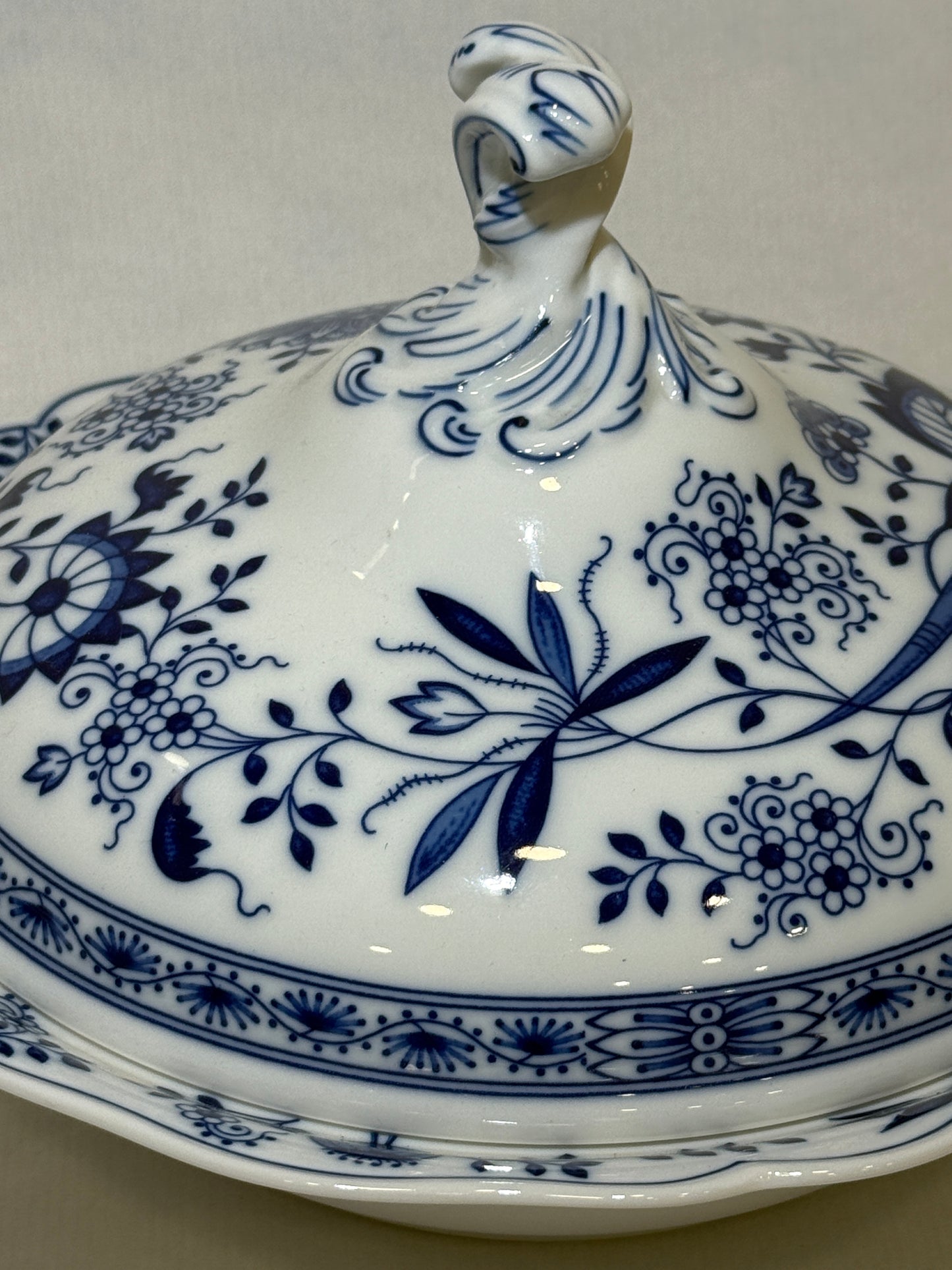 Bowl con tapa de porcelana alemana Hutschenreuther, patrón Zwiebelmuster (Cebolla Azul)