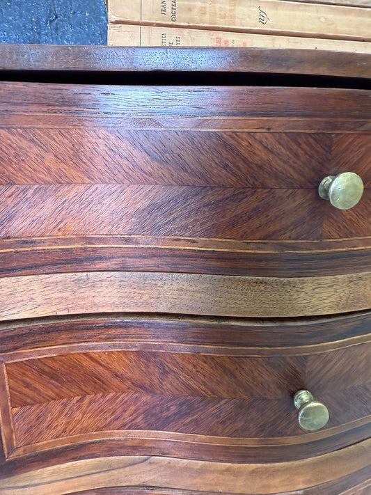 Mesita de noche francesa Louis XV del siglo XIX Marquetería original