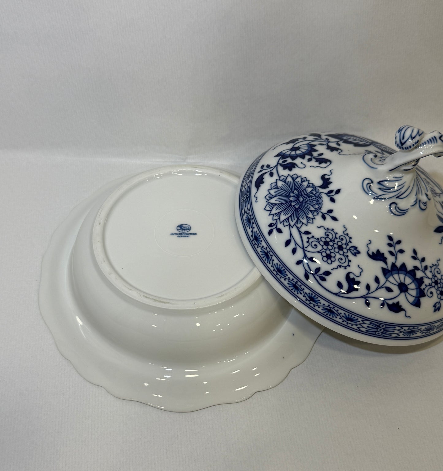 Bowl con tapa de porcelana alemana Hutschenreuther, patrón Zwiebelmuster (Cebolla Azul)
