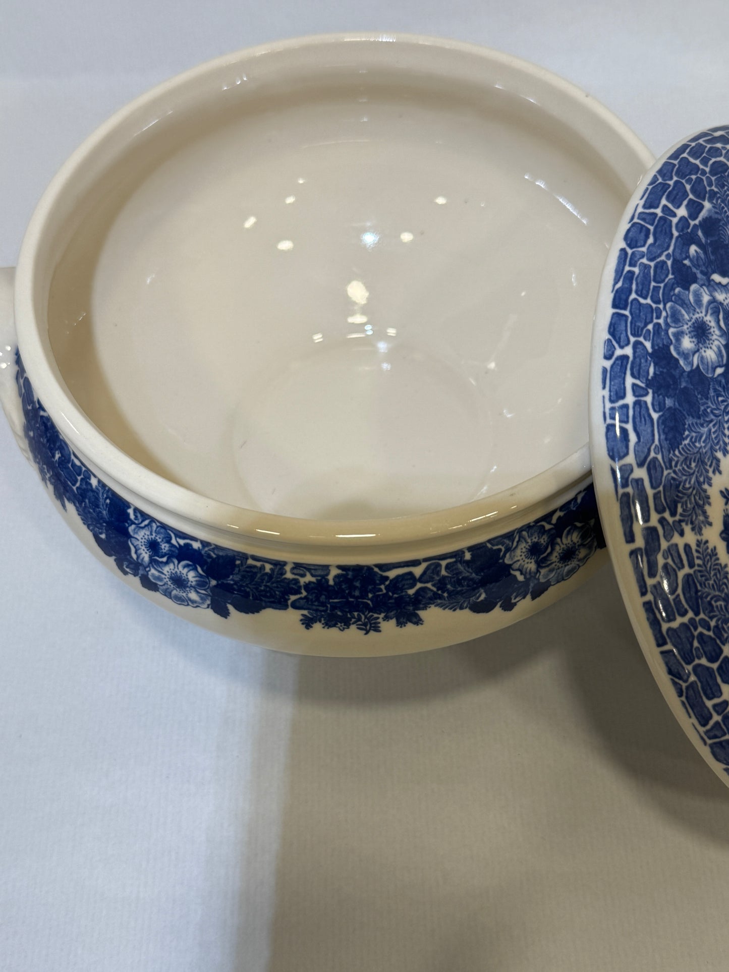 Sopera inglesa azul Tableware Ltd., Staffordshire (Ironstone)