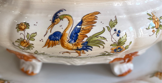 Sopera antigua en loza estilo Moustiers, pieza única pintada a mano