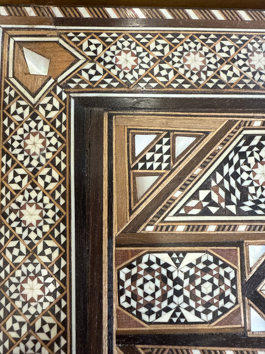 Caja de taracea árabe con incrustaciones