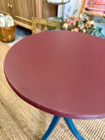 Mesa velador restaurada en tono vino burdeos y azul profundo