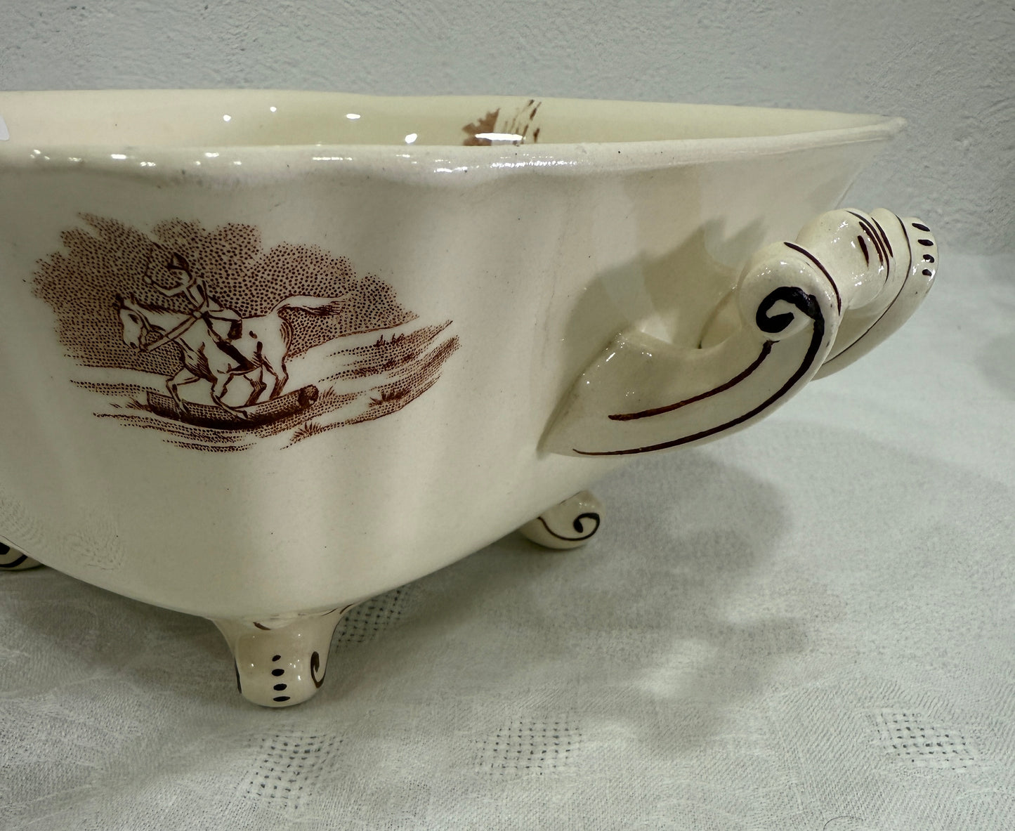 Ensaladera Longchamp con asas – Modelo Veneur en sepia (terre de fer), ca. 1880–1900