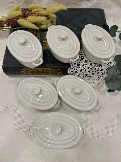 Mini cocotte ovalada de cerámica blanca vintage con tapa
