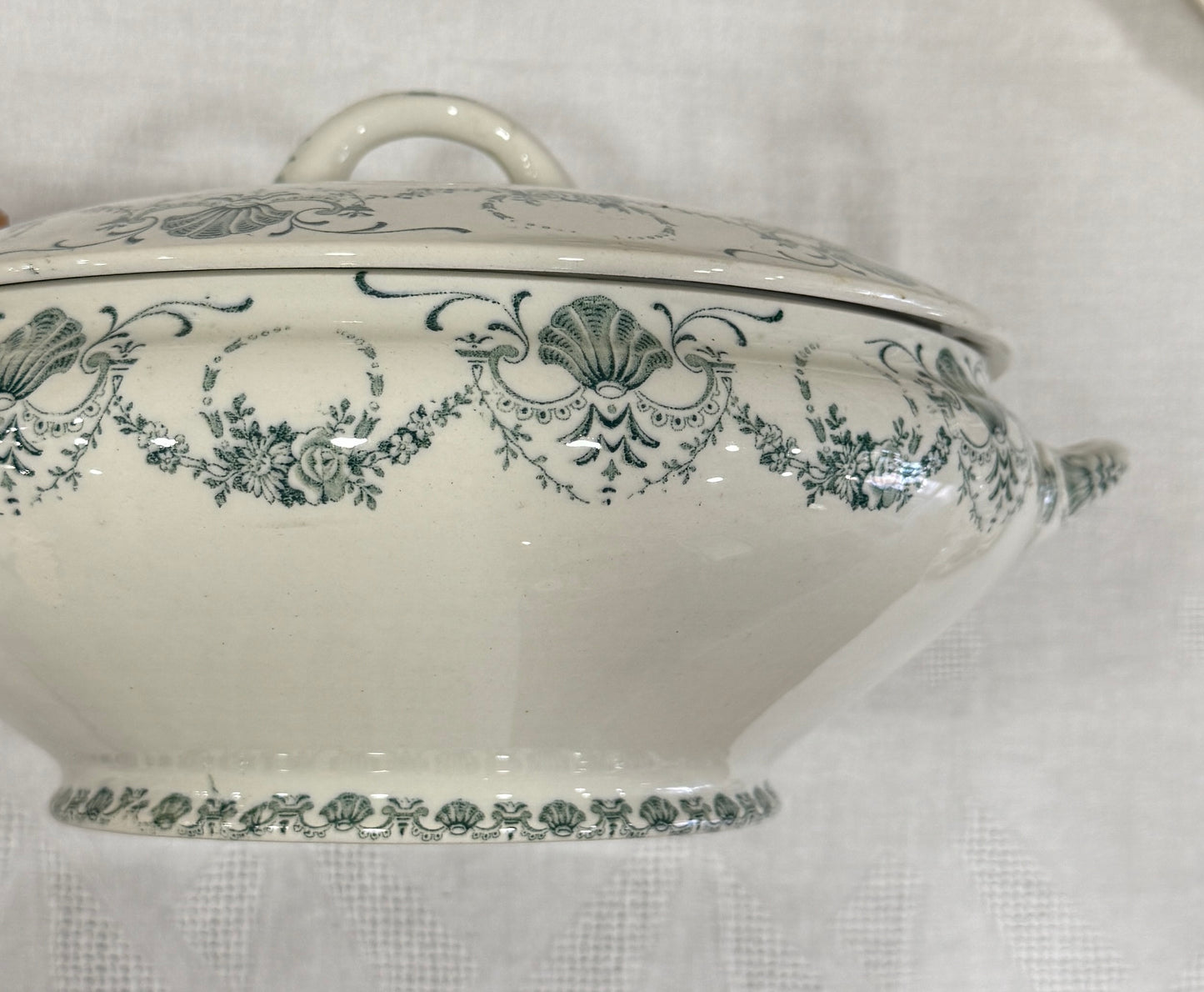 Sopera antigua Lunéville modelo Guirlande – Francia, ca. 1880–1920