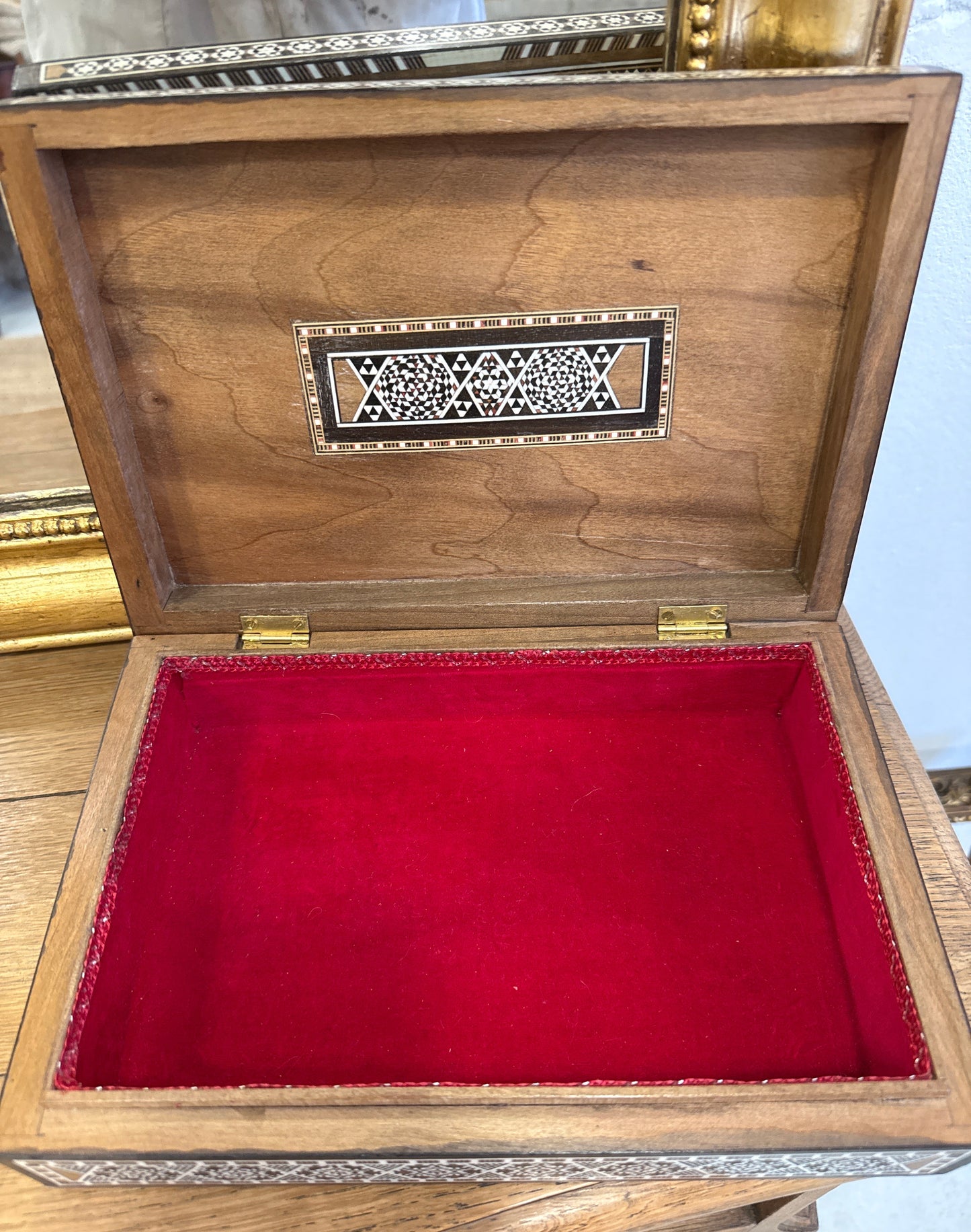 Caja de taracea árabe con incrustaciones