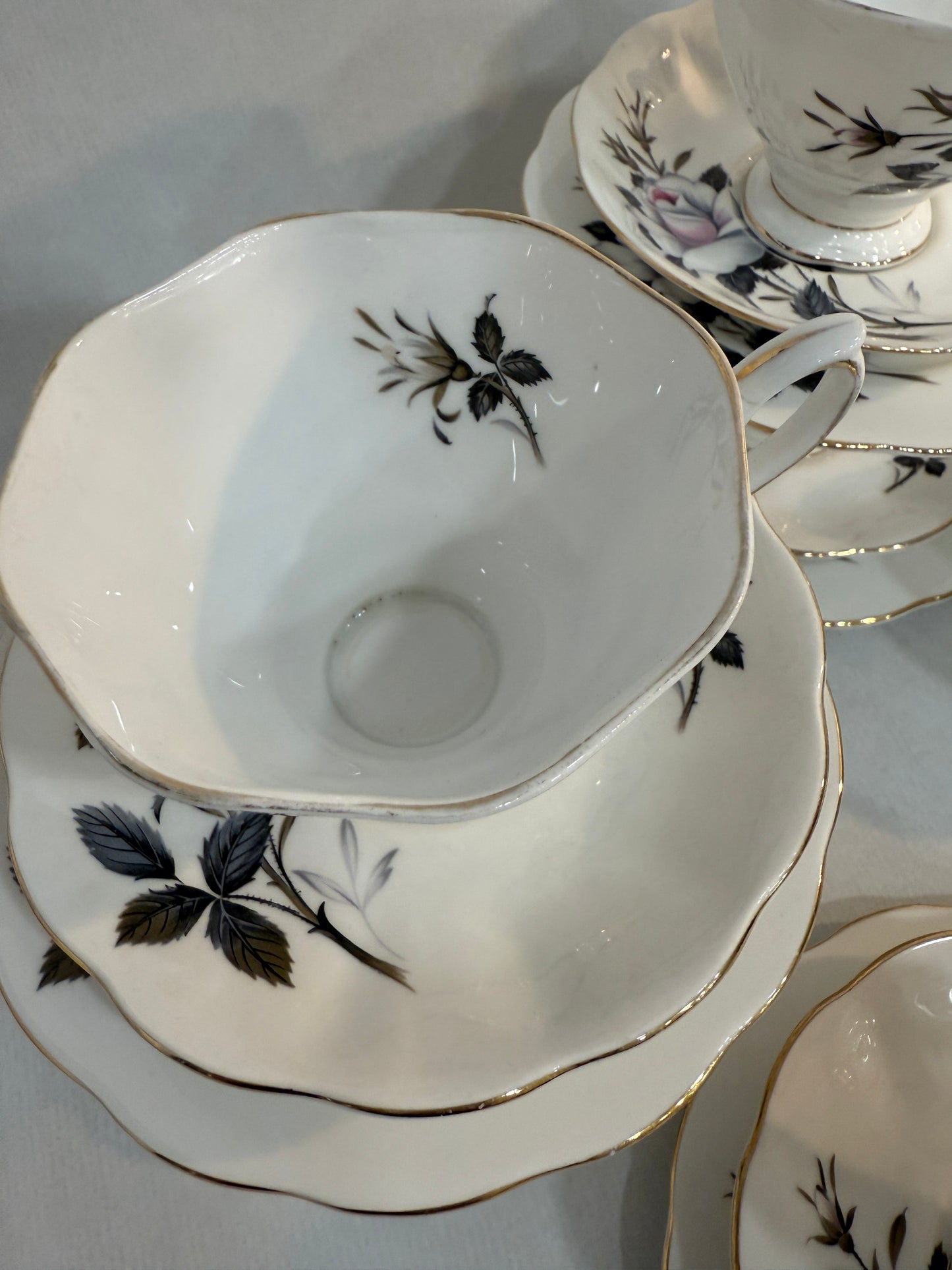 Juego té Royal Albert Queen’s Messenger (1950–1970), porcelana inglesa antigua