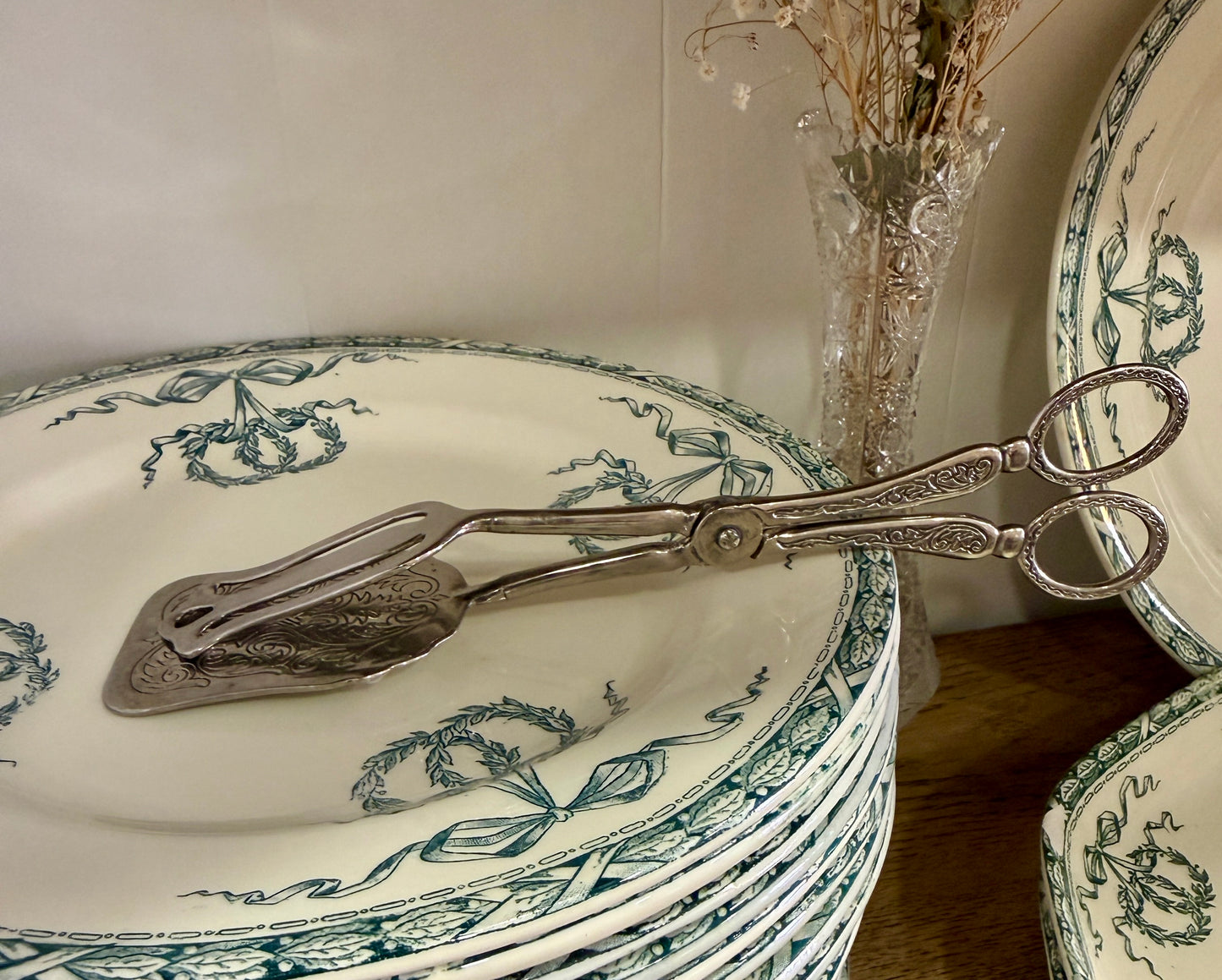 Pinza antigua plateada de servir con decoración grabada Silver Plate