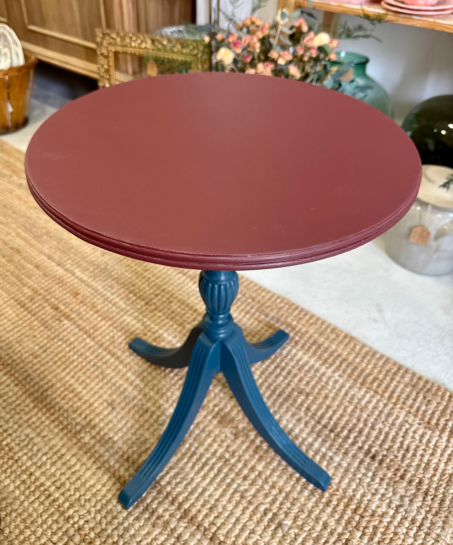 Mesa velador restaurada en tono vino burdeos y azul profundo