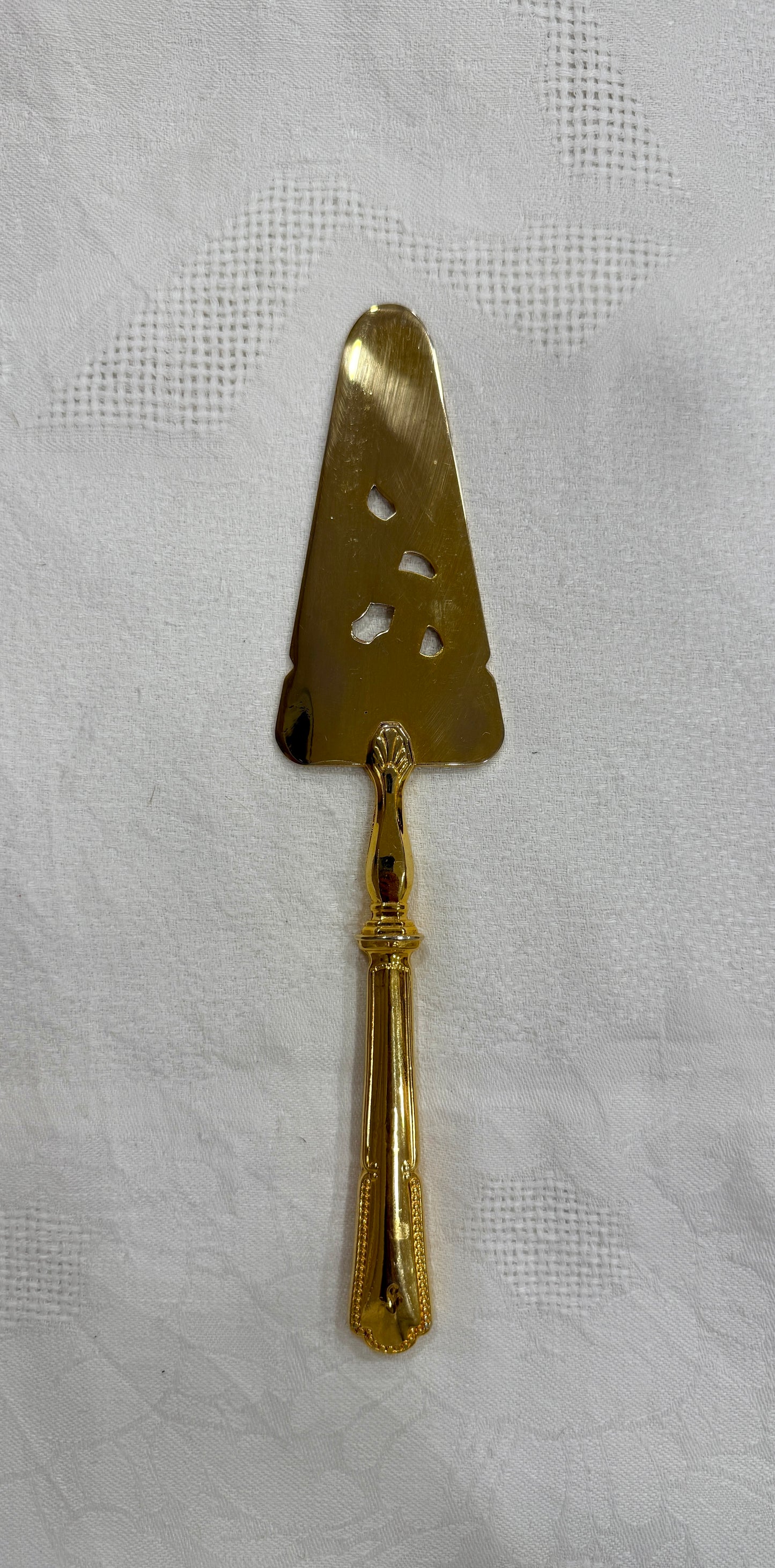 Pala antigua dorada para servir tartas con decoración floral