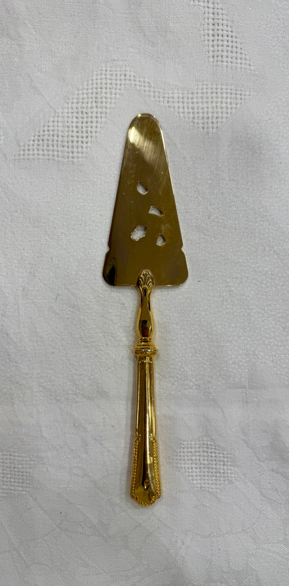 Pala antigua dorada para servir tartas con decoración floral