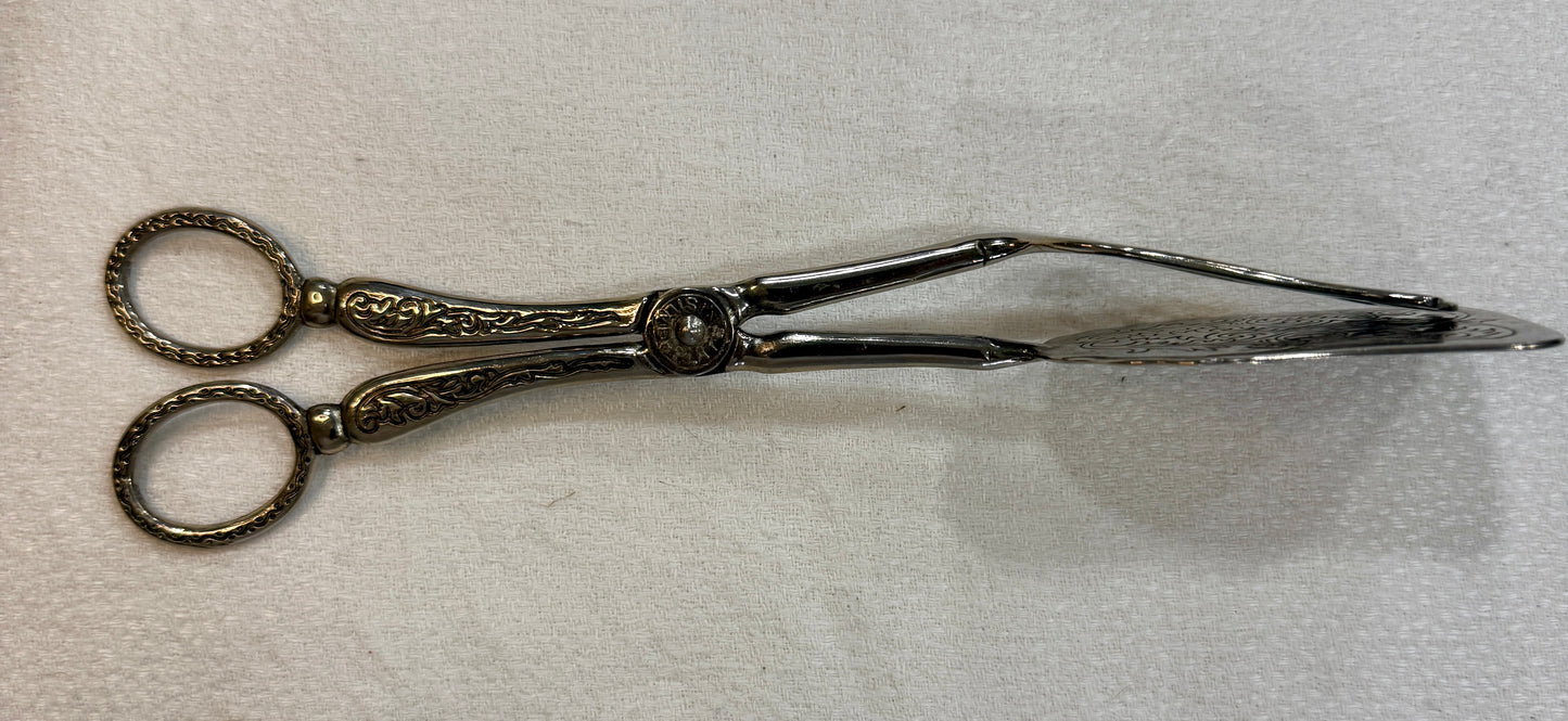Pinza antigua plateada de servir con decoración grabada Silver Plate
