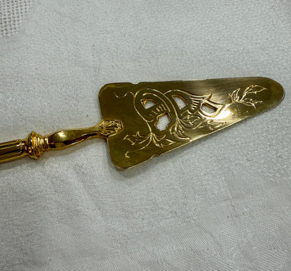 Pala antigua dorada para servir tartas con decoración floral