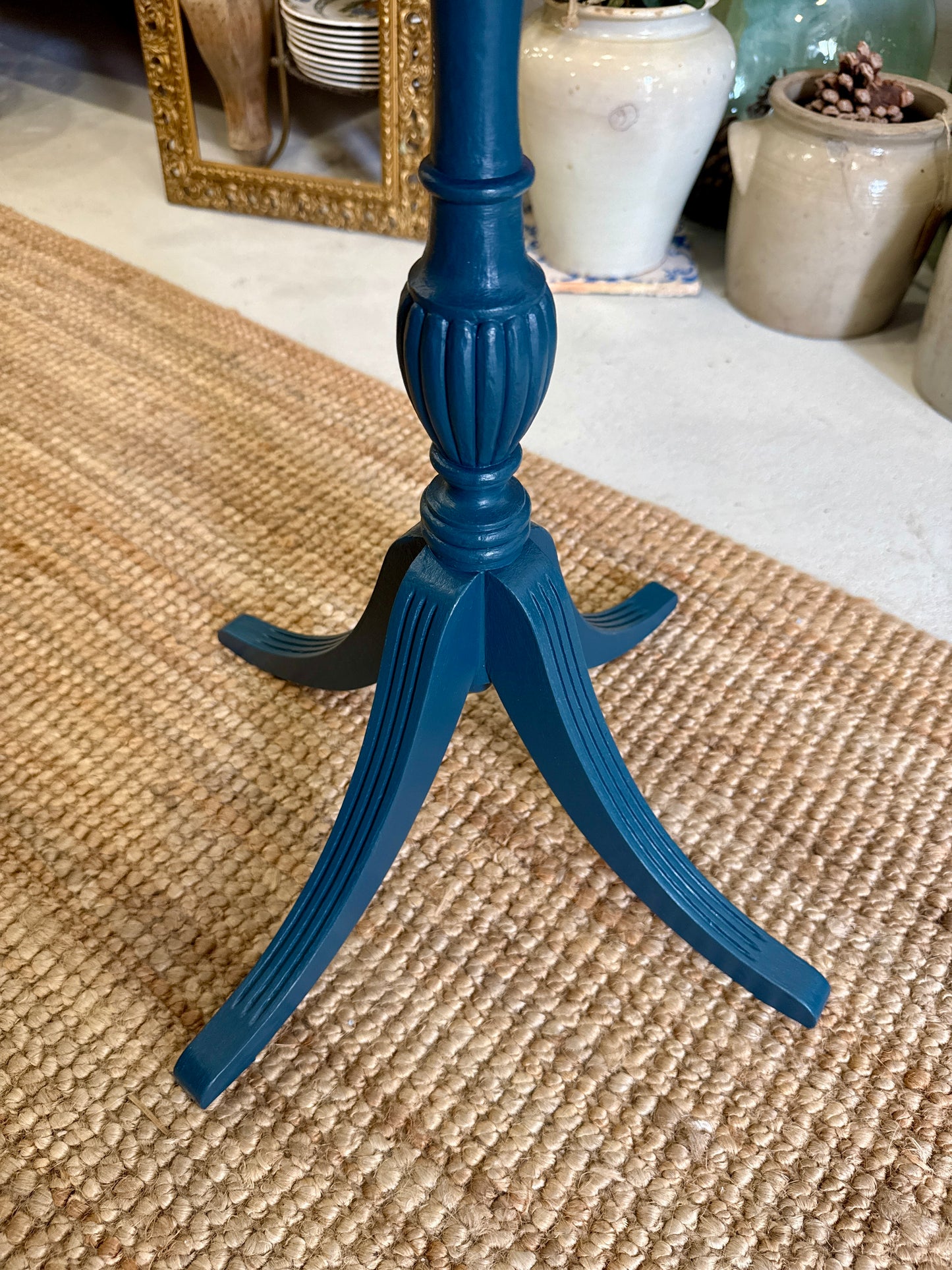 Mesa velador restaurada en tono vino burdeos y azul profundo