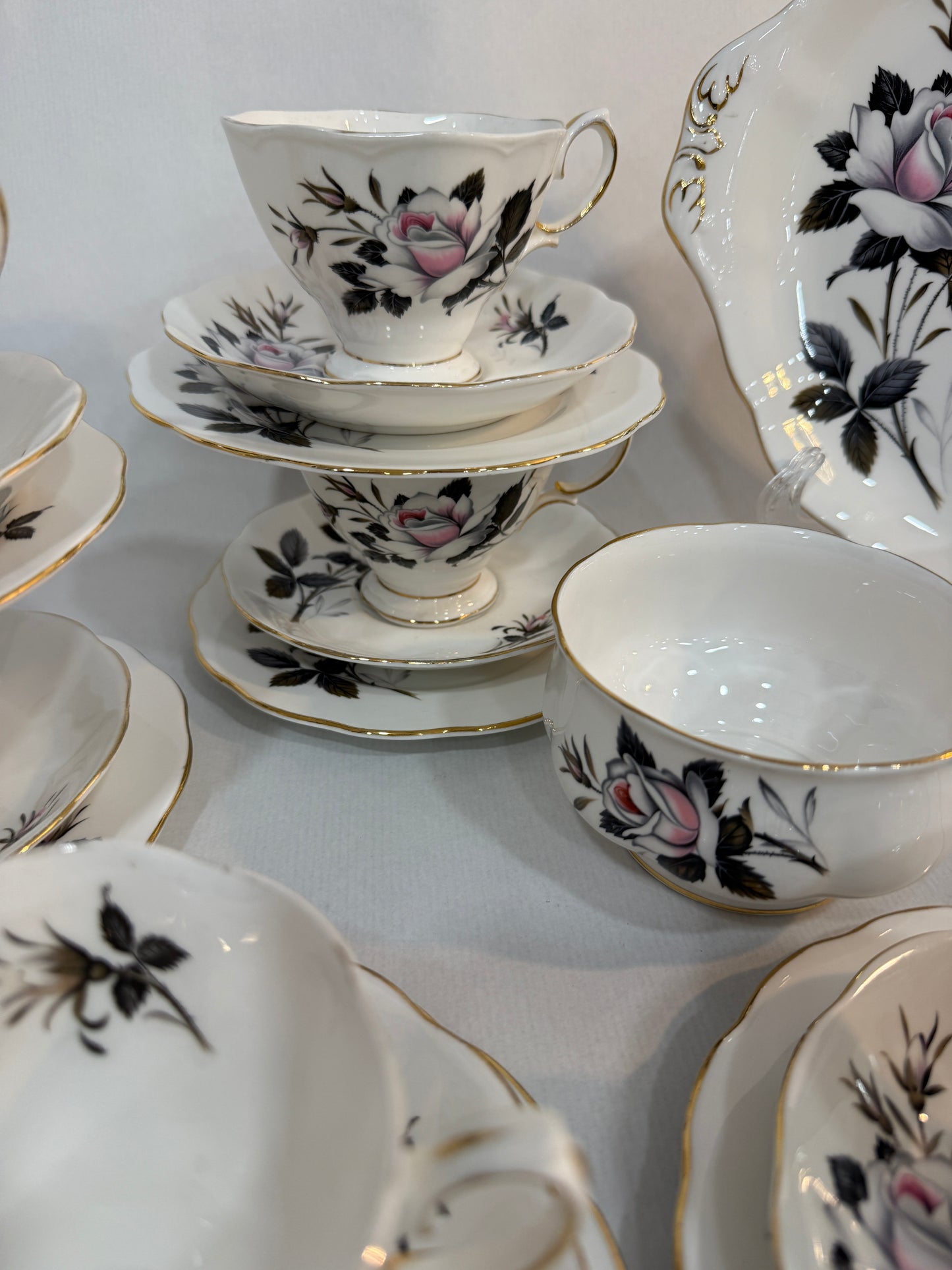 Juego té Royal Albert Queen’s Messenger (1950–1970), porcelana inglesa antigua