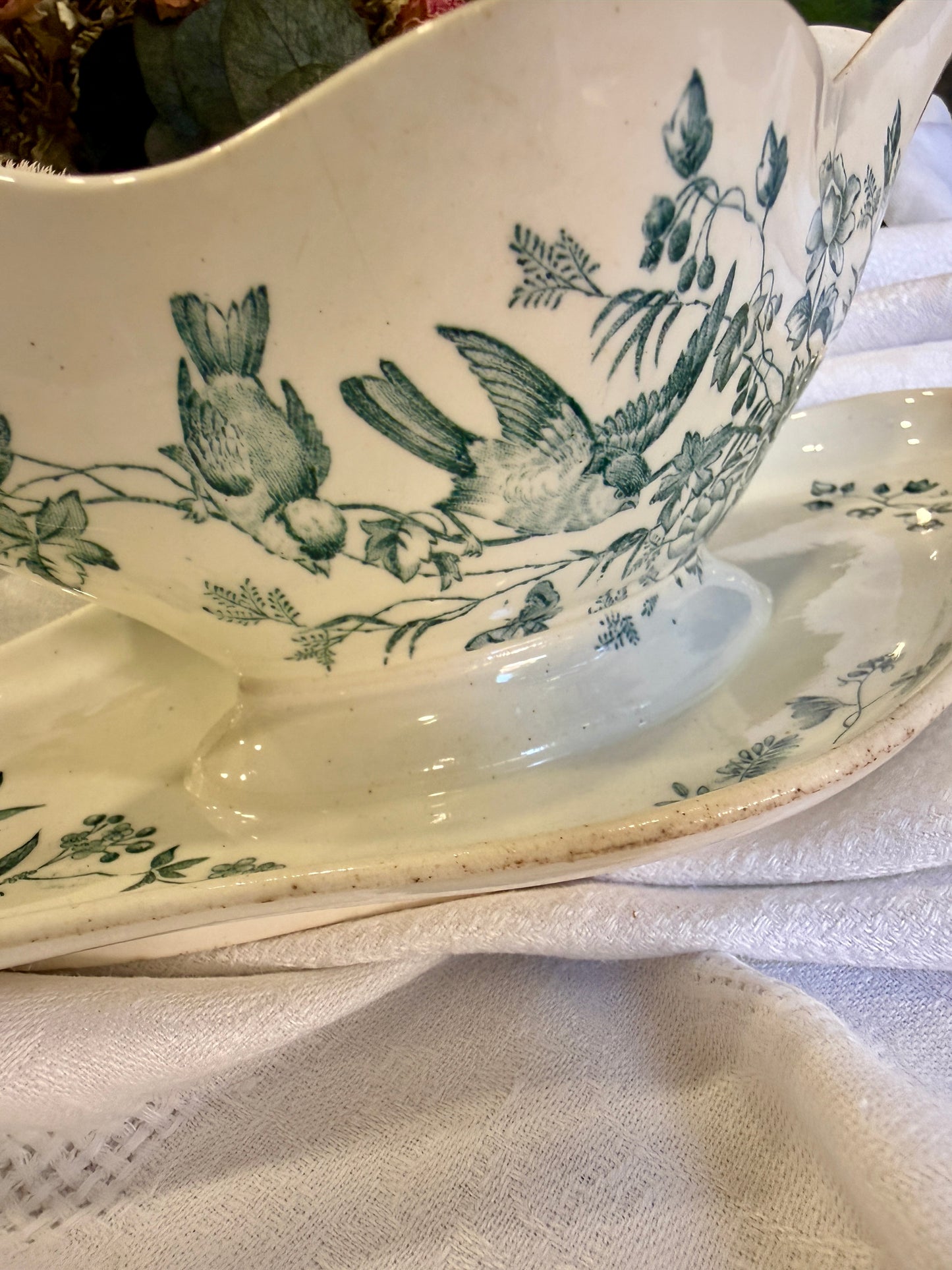 Salsera antigua Longwy Mignon con plato original Francia, finales siglo XIX
