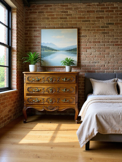 Cómoda francesa restaurada estilo Luis XV en nogal con marquetería