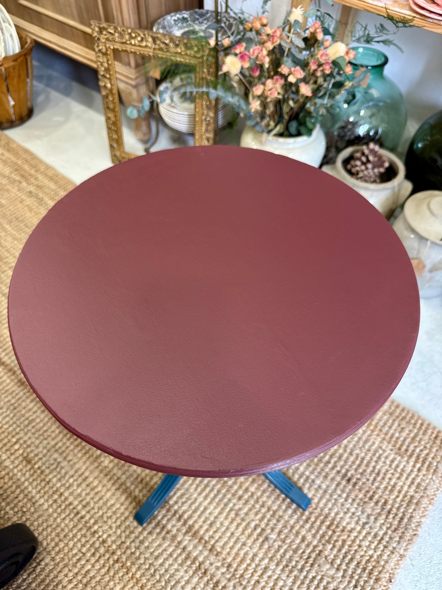Mesa velador restaurada en tono vino burdeos y azul profundo