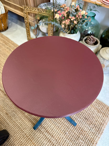 Mesa velador restaurada en tono vino burdeos y azul profundo