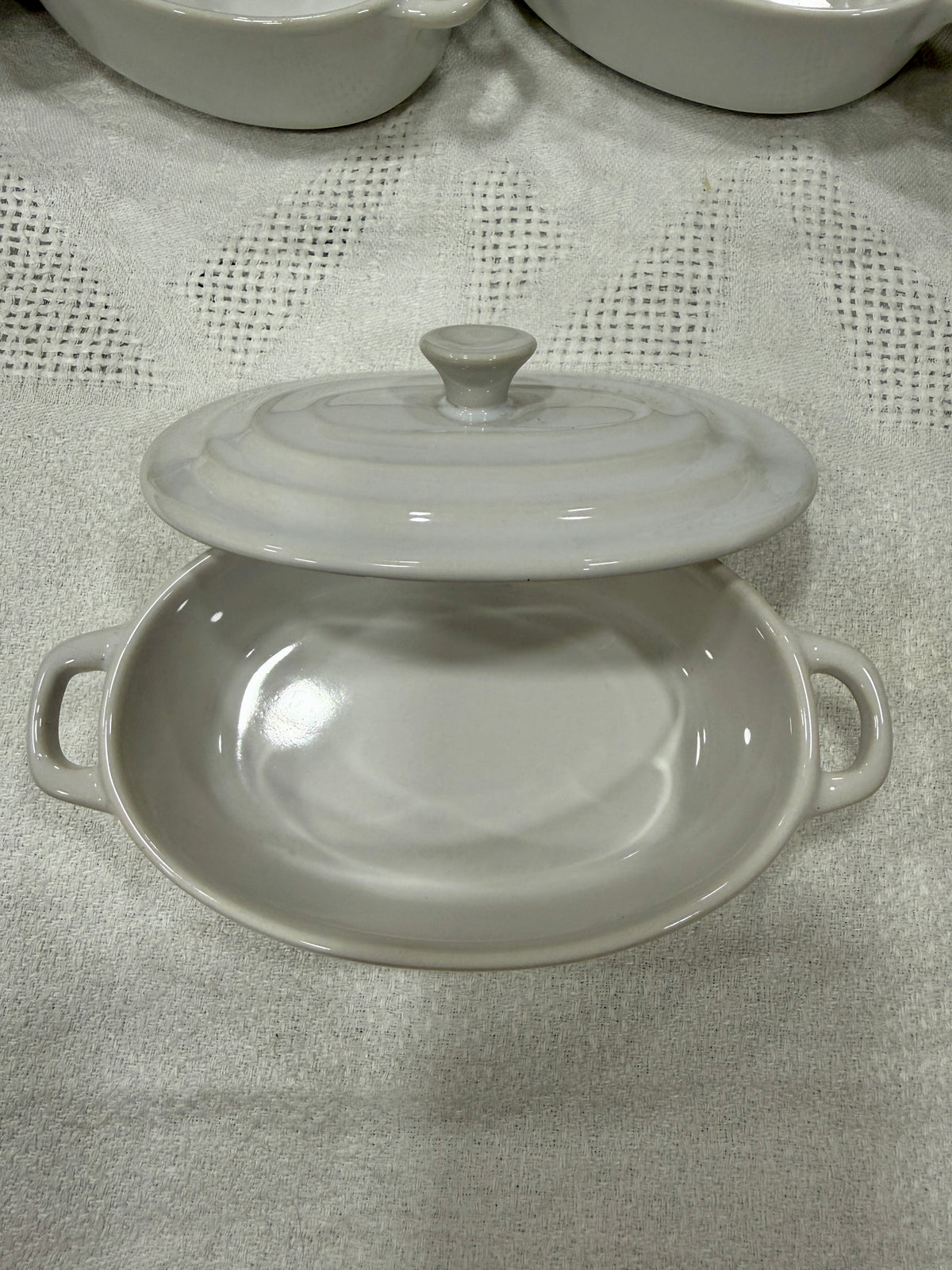 Mini cocotte ovalada de cerámica blanca vintage con tapa
