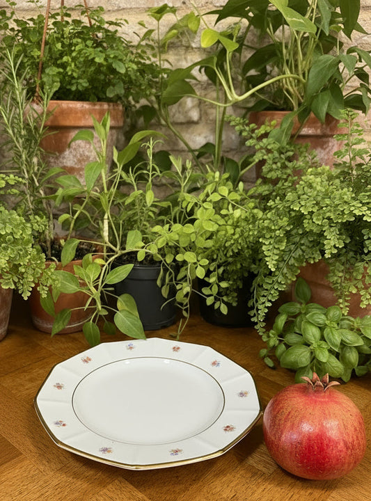 Pie de tarta Manufrance Saint-Étienne con flores y borde dorado (Francia, s. XX)