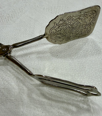 Pinza antigua plateada de servir con decoración grabada Silver Plate
