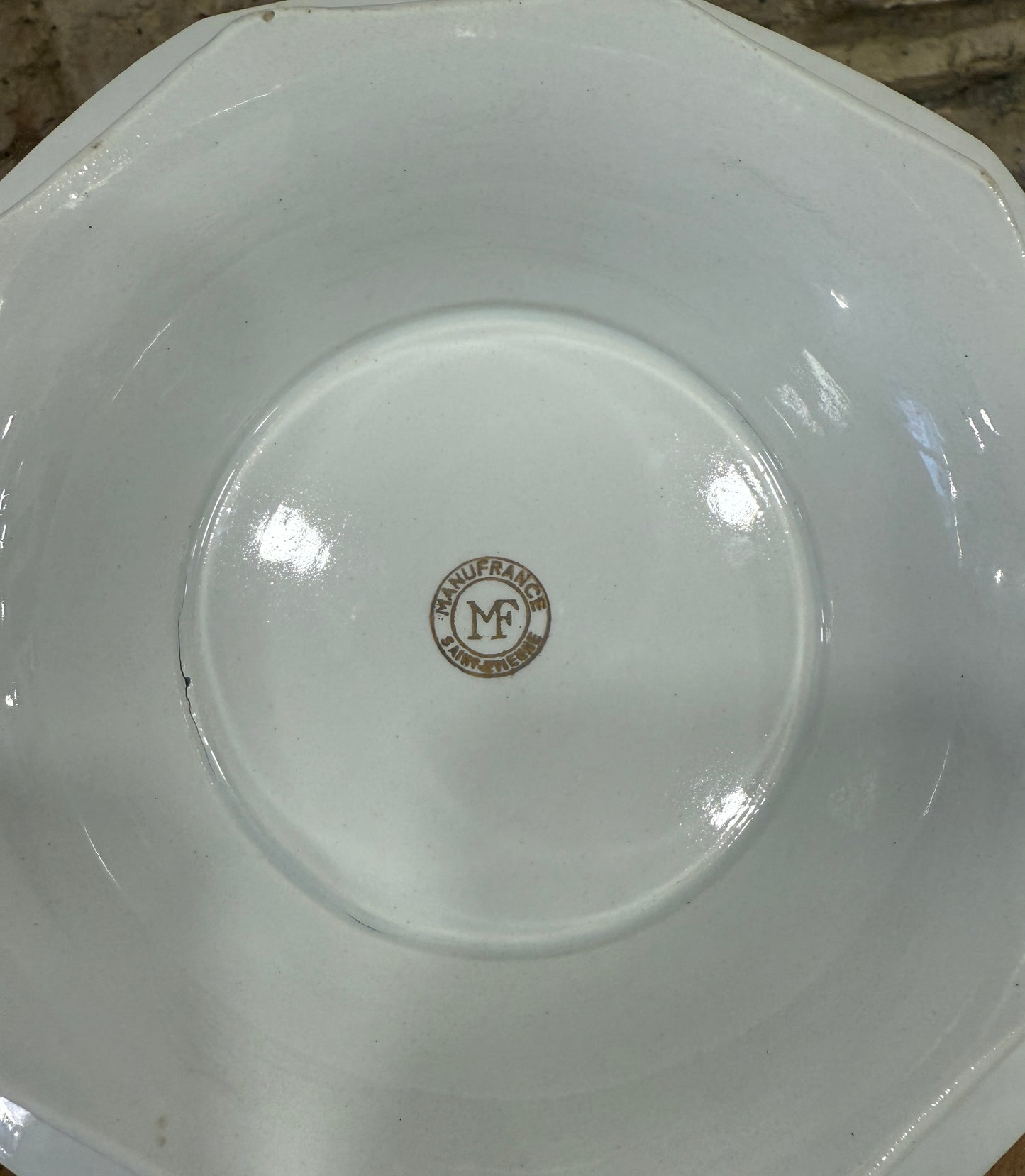 Pie de tarta Manufrance Saint-Étienne con flores y borde dorado (Francia, s. XX)