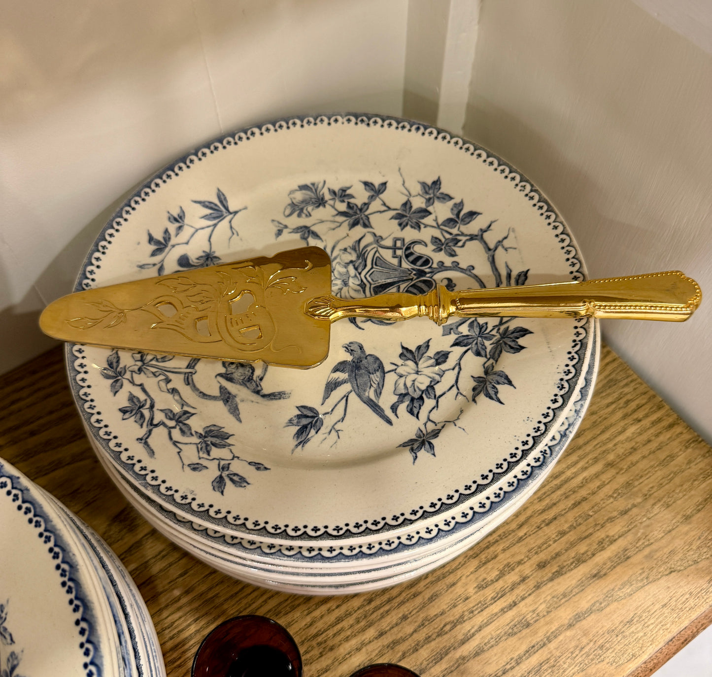 Pala antigua dorada para servir tartas con decoración floral