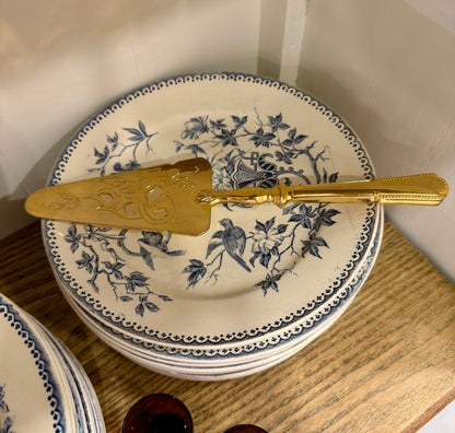 Pala antigua dorada para servir tartas con decoración floral