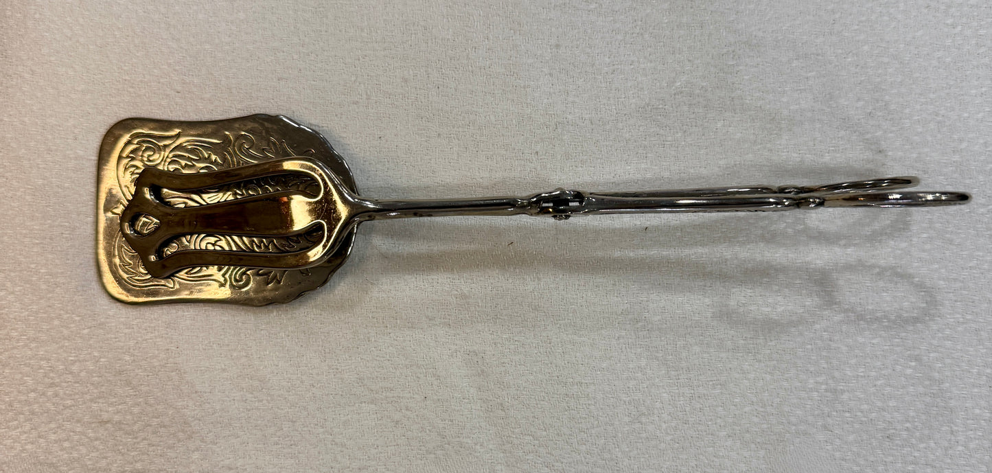 Pinza antigua plateada de servir con decoración grabada Silver Plate