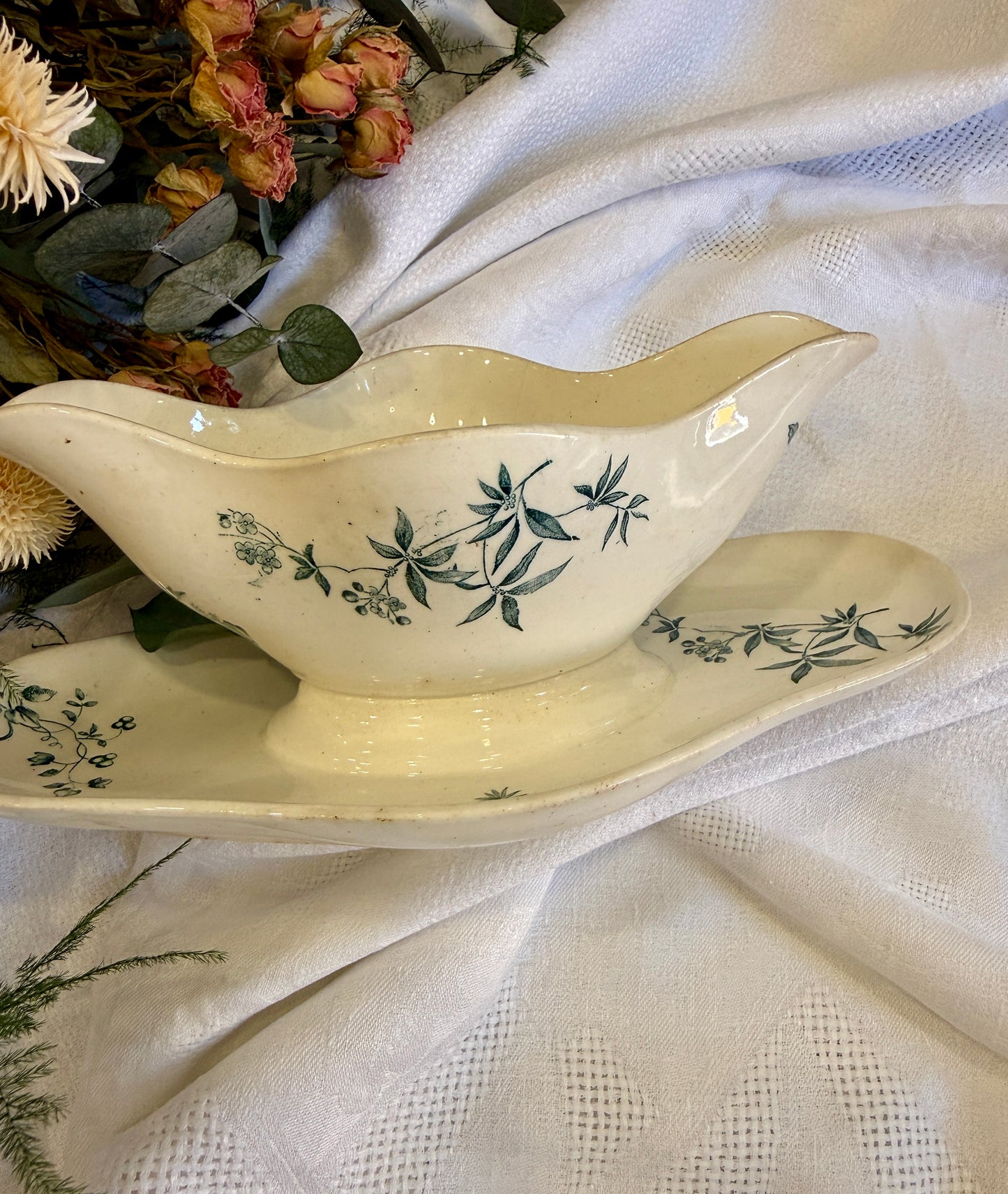 Salsera antigua Longwy Mignon con plato original Francia, finales siglo XIX
