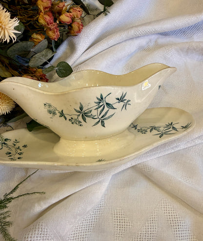 Salsera antigua Longwy Mignon con plato original Francia, finales siglo XIX