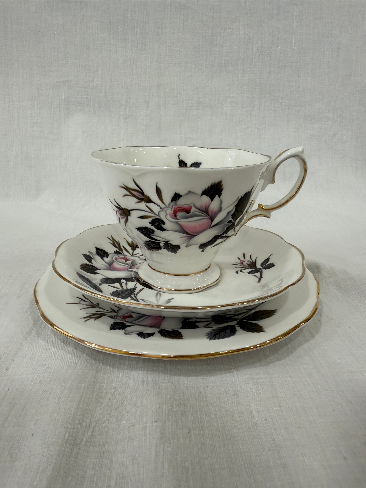 Juego té Royal Albert Queen’s Messenger (1950–1970), porcelana inglesa antigua