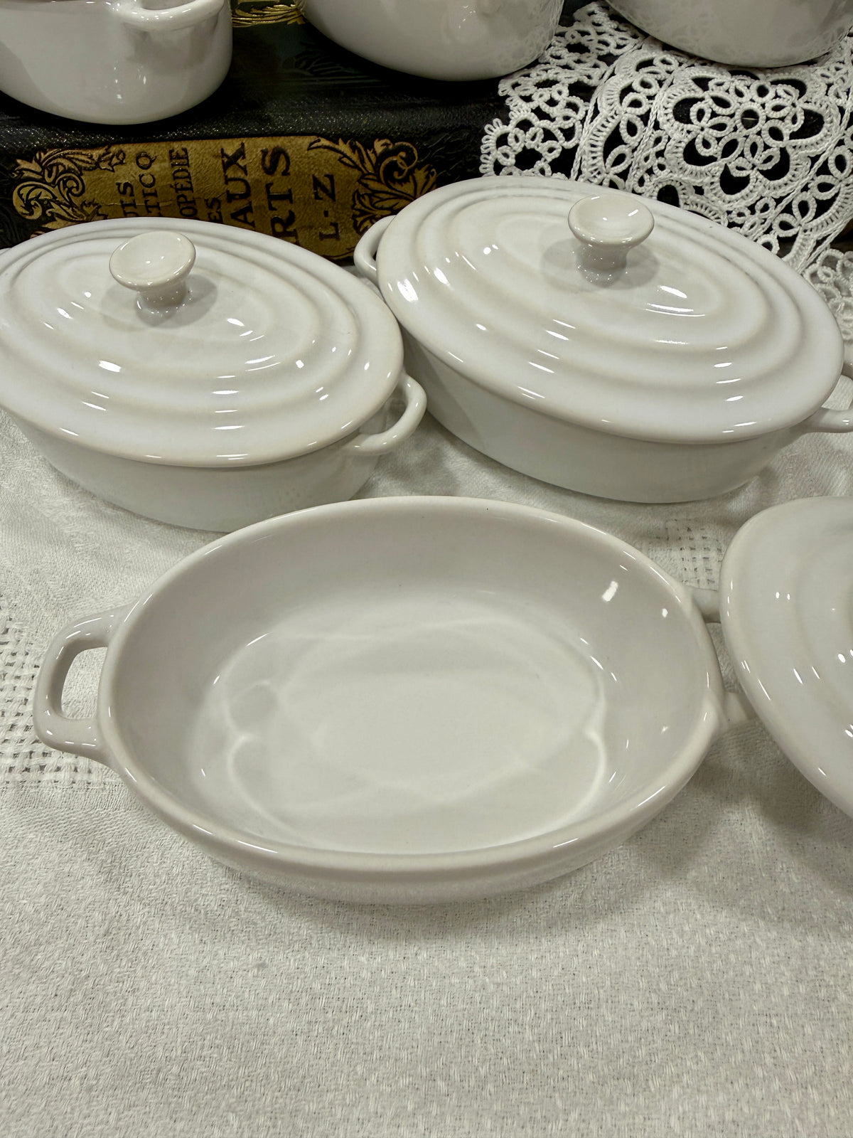 Mini cocotte ovalada de cerámica blanca vintage con tapa