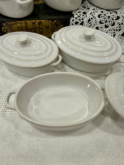 Mini cocotte ovalada de cerámica blanca vintage con tapa