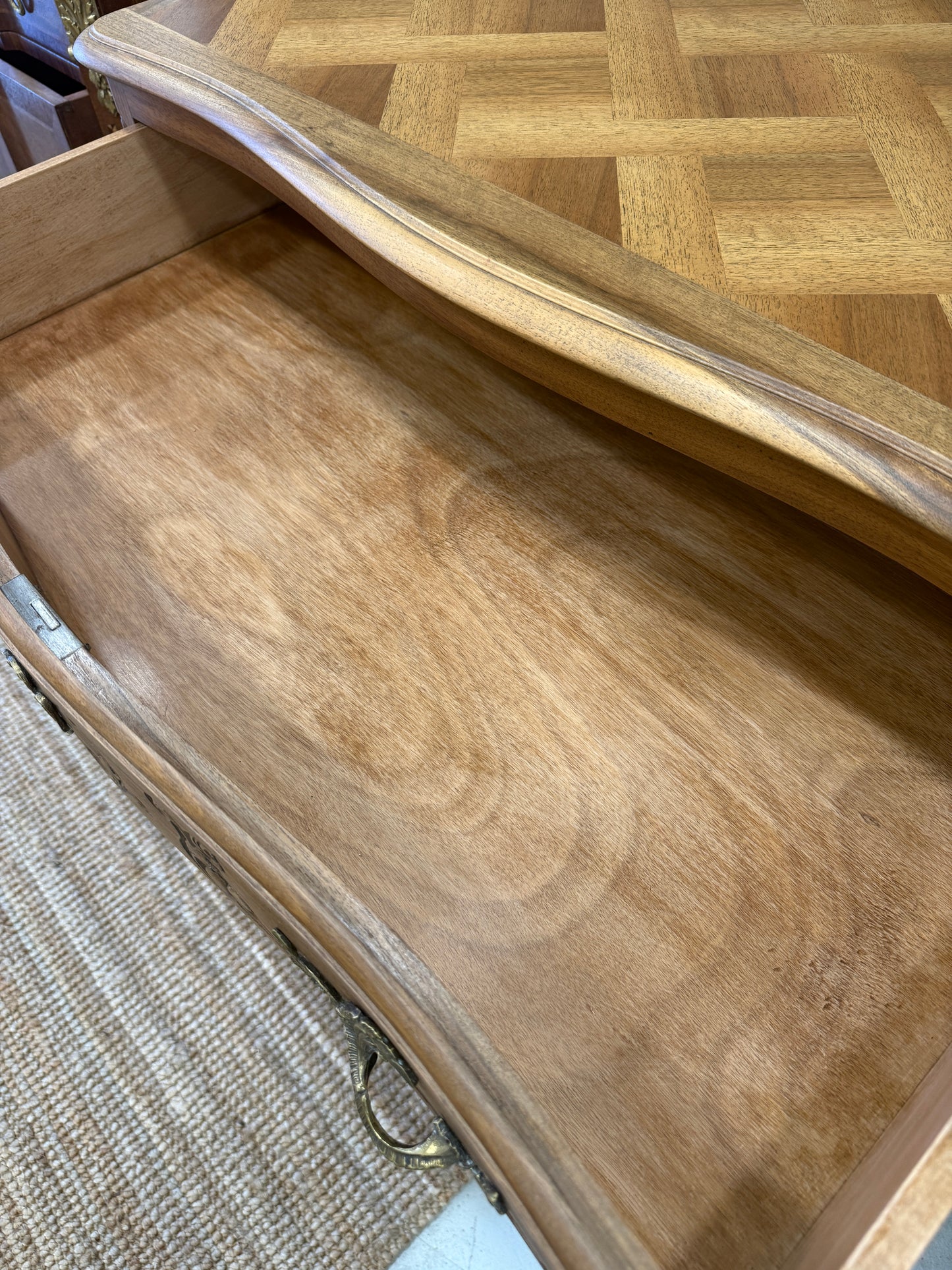 Cómoda francesa restaurada estilo Luis XV en nogal con marquetería