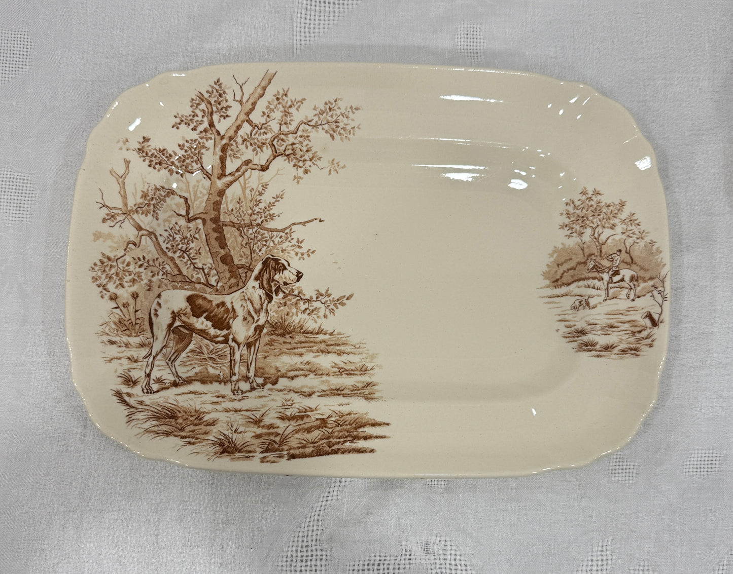 Fuente rectangular Longchamp – Escenas de caza en sepia (terre de fer), ca. 1890–1900