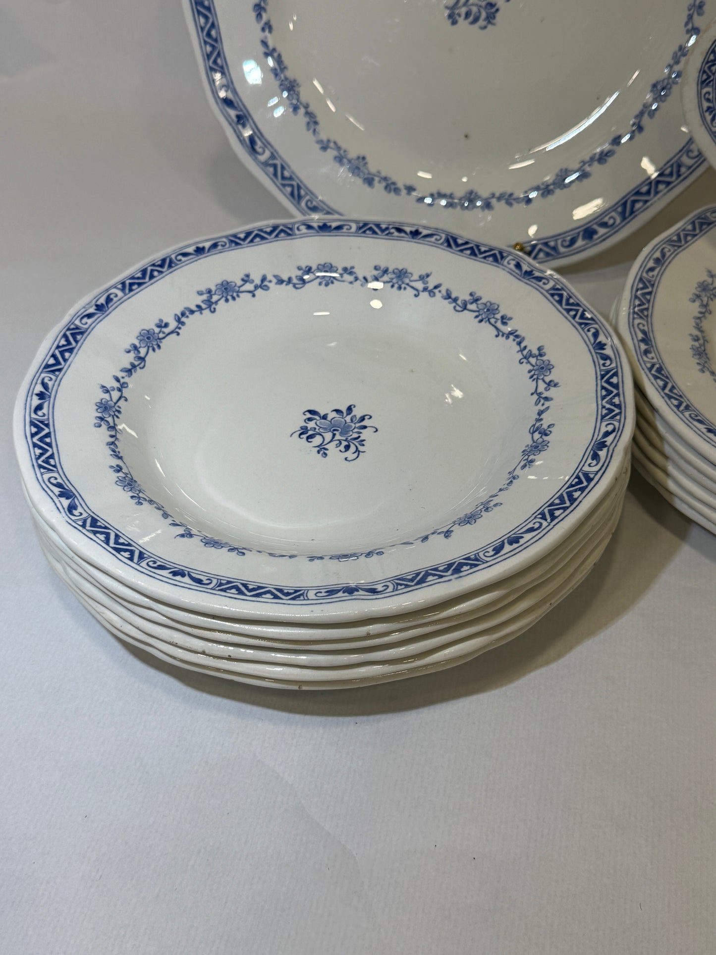 Vajilla de loza francesa de Gien en azul cobalto (circa 1880–1930)