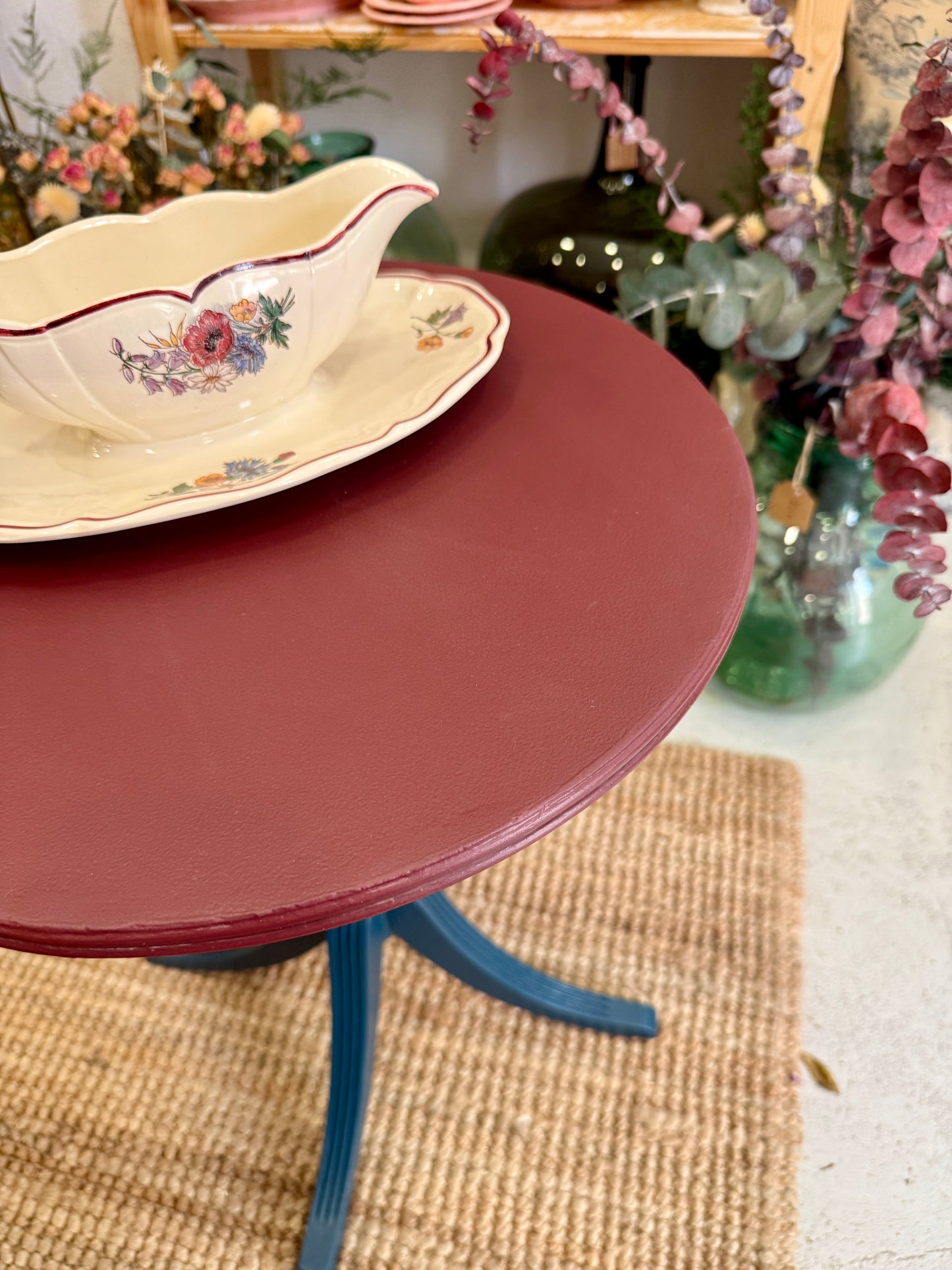 Mesa velador restaurada en tono vino burdeos y azul profundo