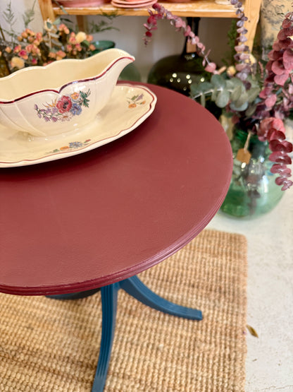 Mesa velador restaurada en tono vino burdeos y azul profundo