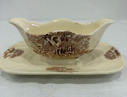 Salsera Longchamp con plato – Modelo Veneur en sepia (terre de fer), ca. 1880–1900