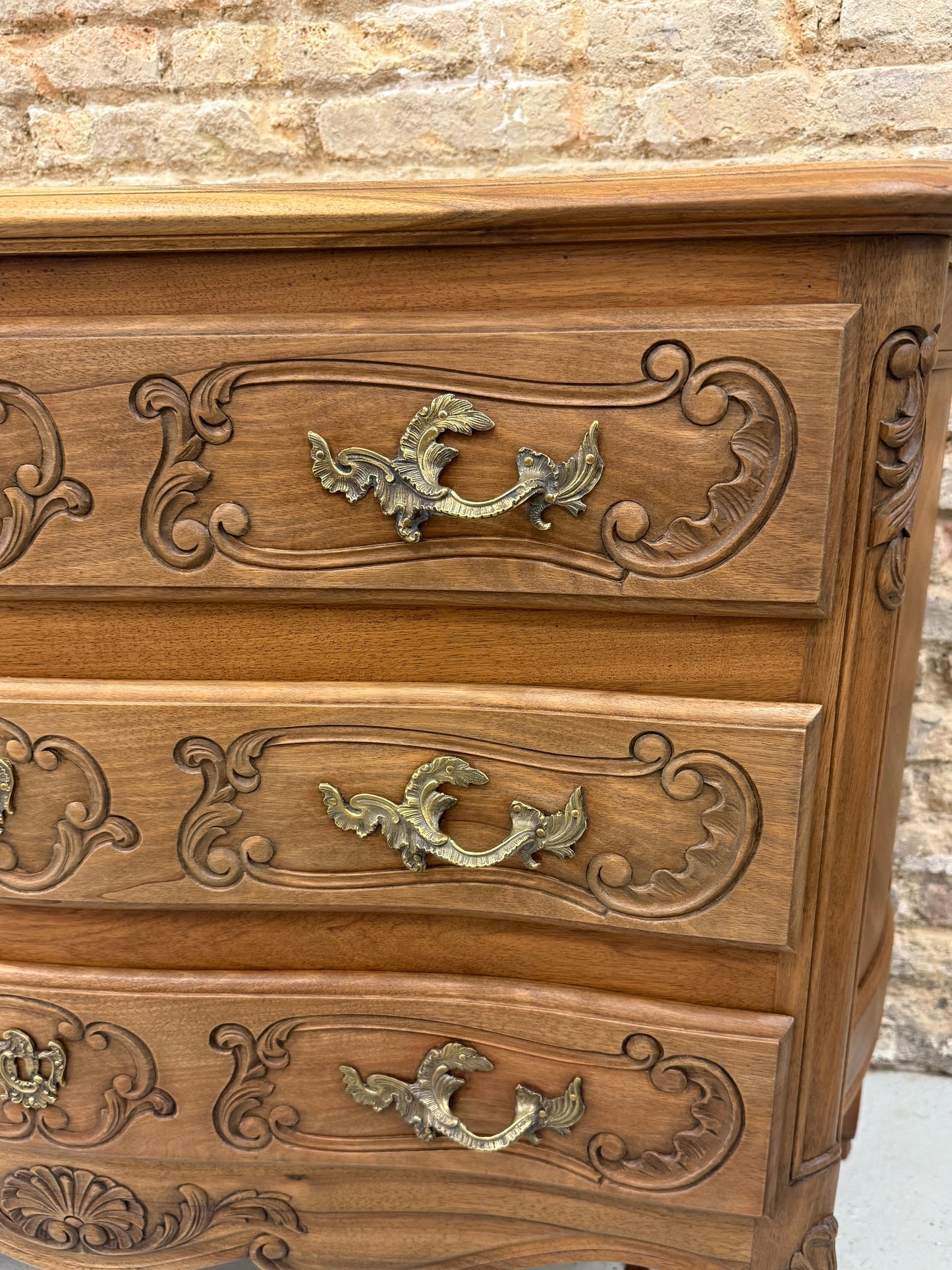 Cómoda francesa restaurada estilo Luis XV en nogal con marquetería