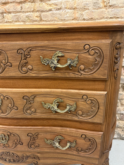 Cómoda francesa restaurada estilo Luis XV en nogal con marquetería