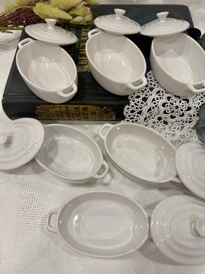 Mini cocotte ovalada de cerámica blanca vintage con tapa