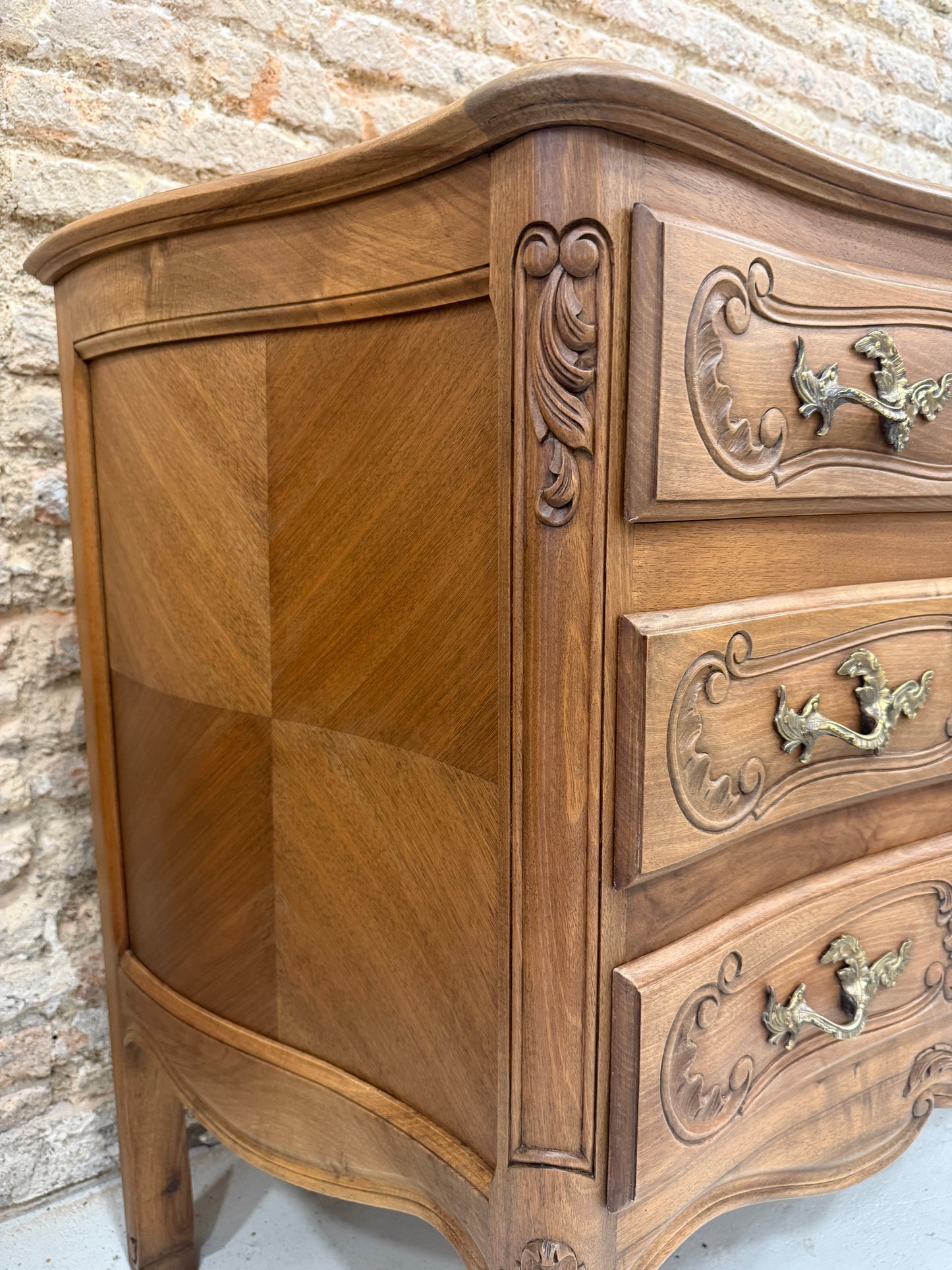 Cómoda francesa restaurada estilo Luis XV en nogal con marquetería